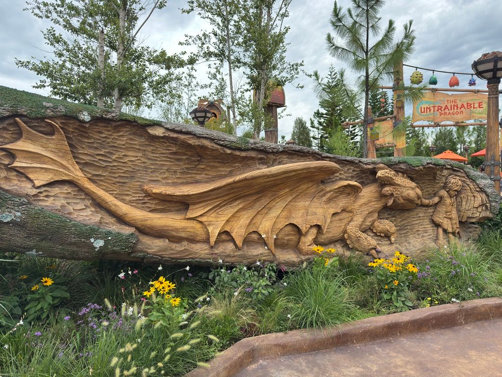 Toothless and Hiccup carving